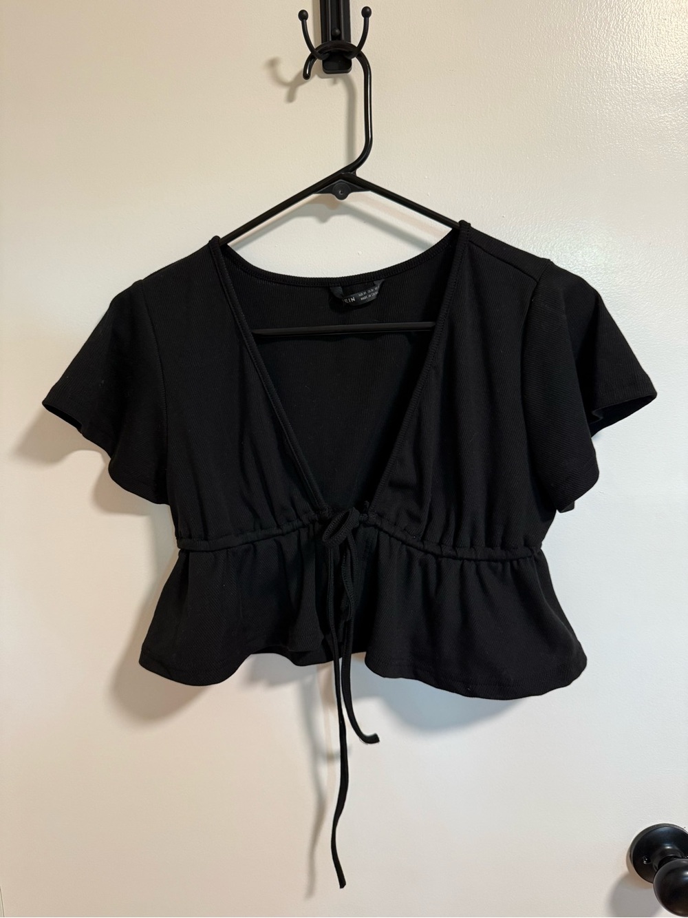 SHEIN Black Tie-Front Peplum Crop Top